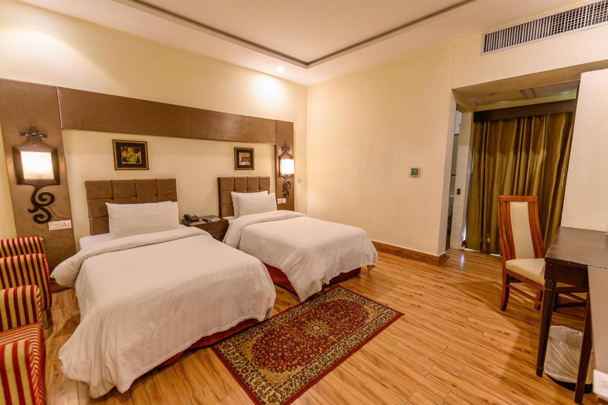 Hotel One Faisalabad Exterior foto
